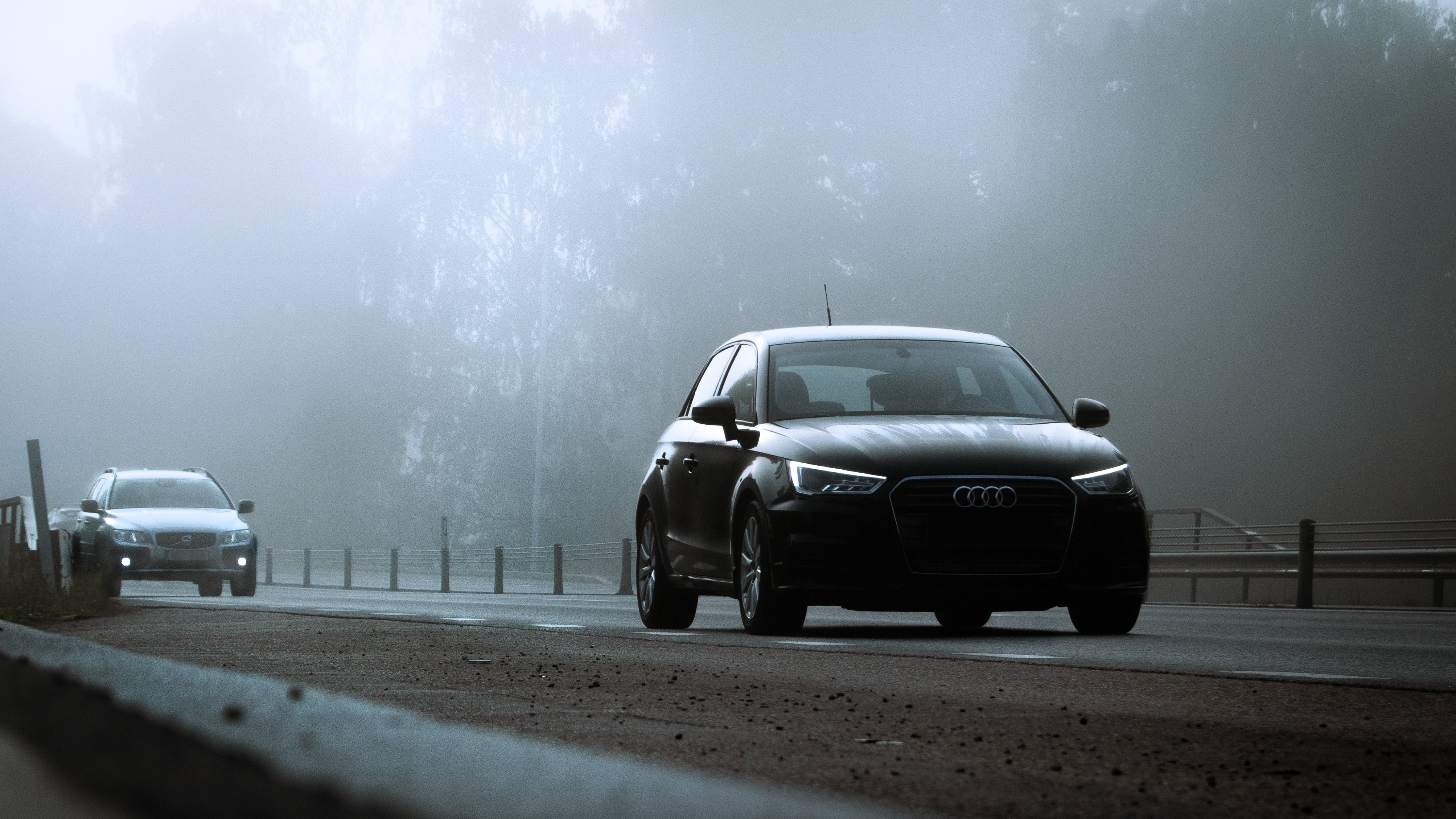 Audi im Nebel auf einer Straße bei Ingolstadt zur Kfz-Haftpflichtversicherung