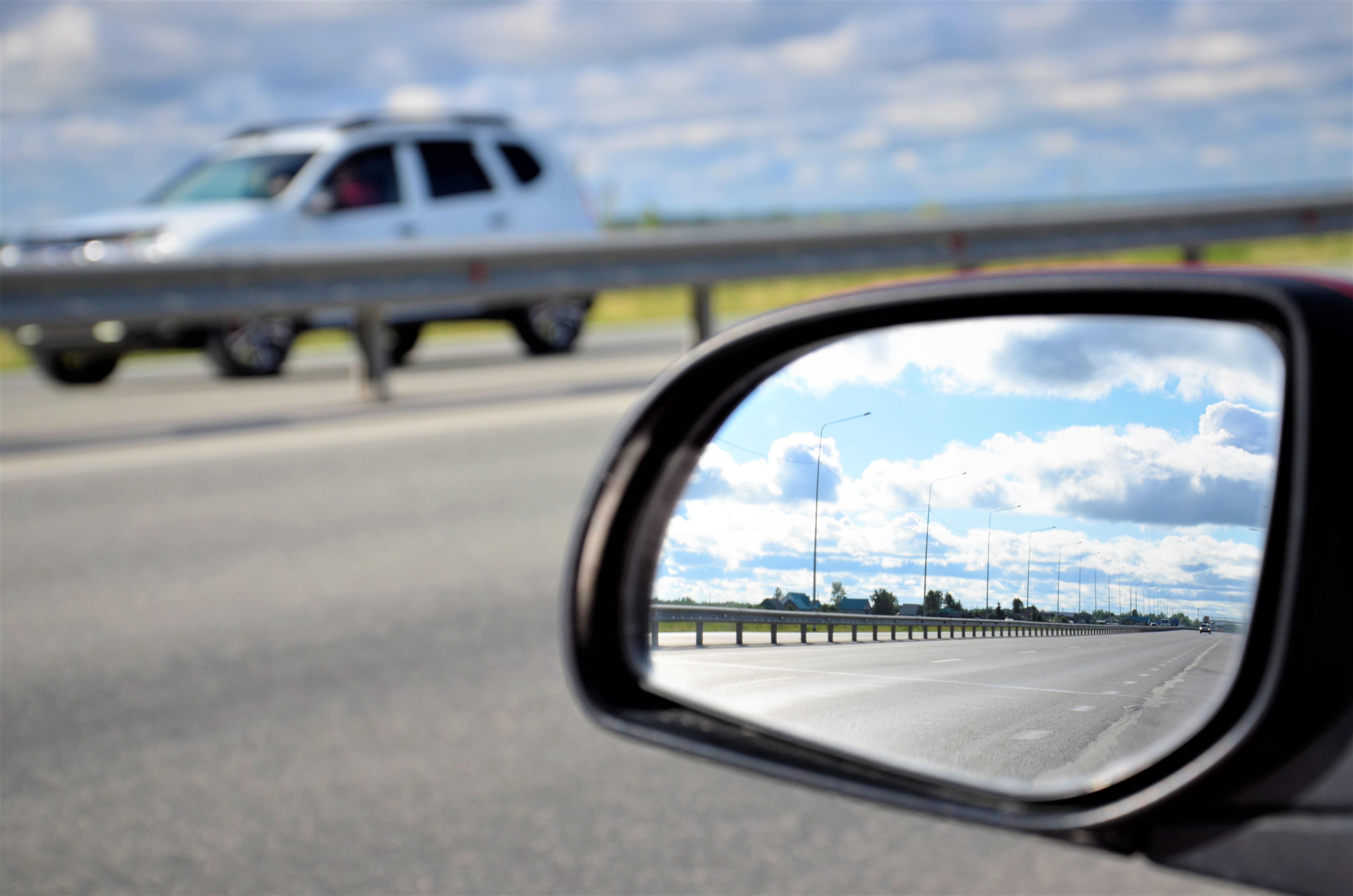 Außenspiegel eines Autos mit Blick auf den Toten Winkel